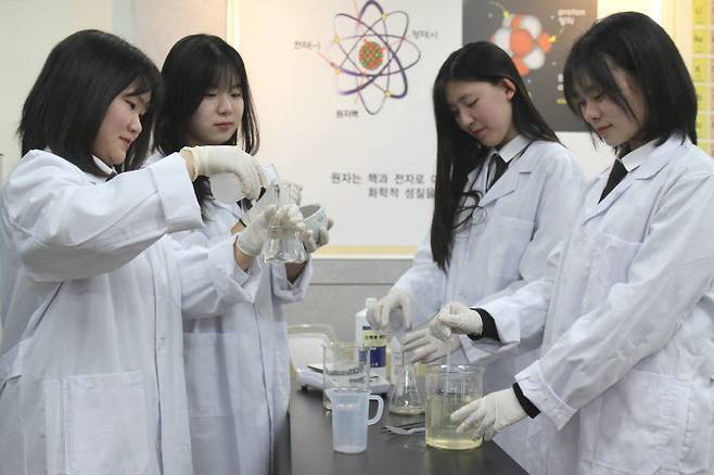 지난 1학기 창평고 학생들이 학교 주변 수질 조사를 하고 있다. (사진=창평고)