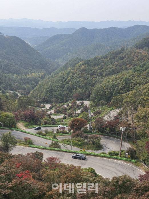 충북 보은의 말티재 전망대에서 바라본 12굽이길 전경. (사진=박진환 기자)