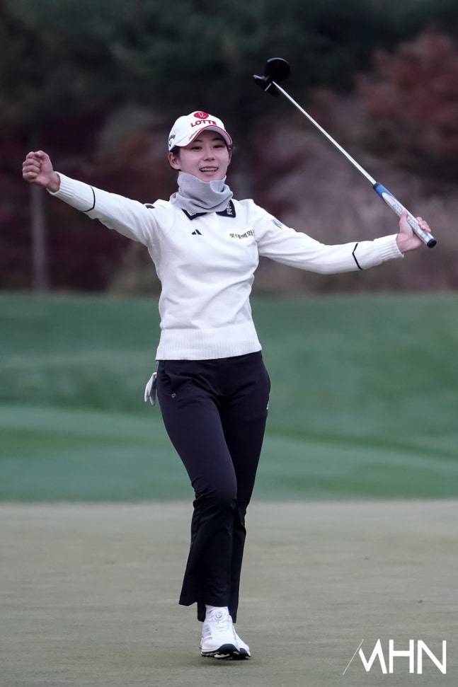 황유민이 9일 끝난 KLPGA 투어 최종전 대보 하우스디 챔피언십에서 우승을 확정한 후 환하게 웃고 있다.