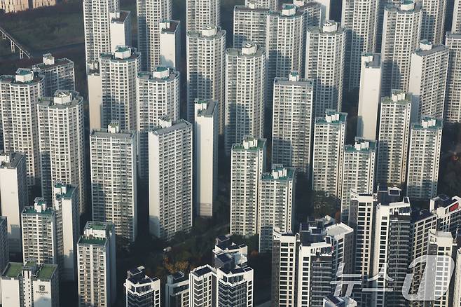 서울 송파구 롯데월드타워에서 바라본 서울 도심 아파트 단지. 2025.11.6/뉴스1 ⓒ News1 이광호 기자