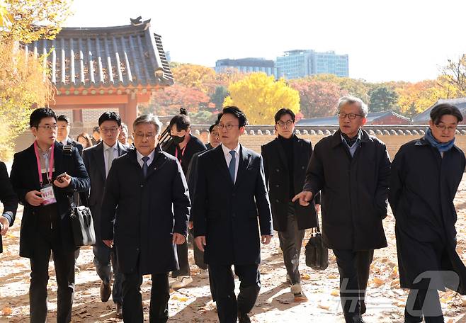 김민석 국무총리가 10일 서울 종로구 유네스코 세계문화유산인 종묘를 찾아 최근 서울시의 세운상가 재개발 계획에 따른 영향을 살펴보고 대책을 점검하고 있다. 이날 종묘 방문에는 허민 국가유산청장, 유홍준 국립중앙박물관장 등이 함께 했다. 2025.11.10/뉴스1 ⓒ News1 청사사진기자단
