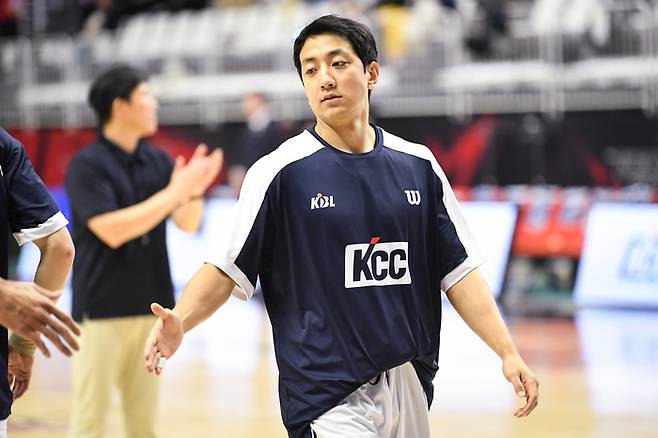 KCC 허훈이 8일 수원 KT 소닉붐 아레나에서 열린 LG전자 2025~26 프로농구 수원 KT전에 앞서 몸을 풀고 있다. 사진 | KBL