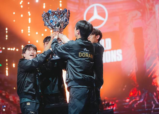 T1 선수들이 9일(한국시간) 중국 청두 동안호 스포츠파크에서 열린 ‘2025 리그오브레전드 월드챔피언십(롤드컵)’ 우승 후 세리머니를 하고 있다. 사진 | 라이엇 게임즈