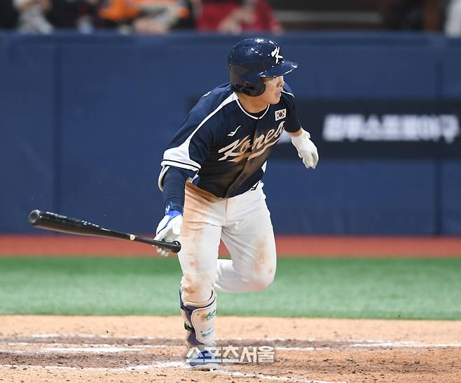 문현빈이 9일 서울 고척 스카이돔에서 열린 ‘2025 K-베이스볼 시리즈’ 체코와 2차전 경기 8회초 2사1루 내야 안타를 치고 있다. 고척 | 최승섭기자 thunder@sportsseoul.com