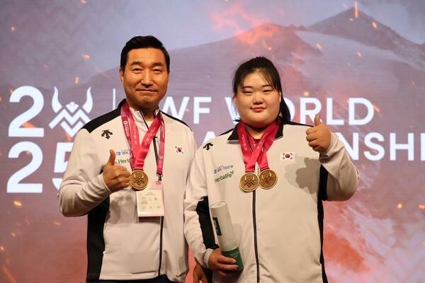 박혜정(22·고양시청)이 최종근 고양시청 감독(현 대한역도연맹 부회장이자, 대표팀 총괄단장)과 함께 11일 노르웨이 포르데에서 열린 국제역도연맹(IWF) '2025 세계역도선수권대회' 여자 86kg+급 인상 125kg, 용상 158kg, 합계 283kg으로 3관왕을 달성한 뒤 메달과 함께 사진을 찍고 있다. /사진=대한역도연맹