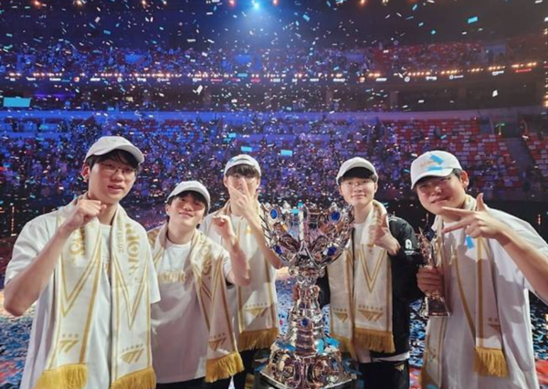 지난 9일 T1이 청두 동안호 스포츠 파크 다목적 체육관에서 펼쳐진 2025 LoL 월드 챔피언십 결승전에서 kt 롤스터를 3:2로 제압하며 V6이자 3연속 우승이라는 대기록을 달성했다. /사진=라이엇게임즈
