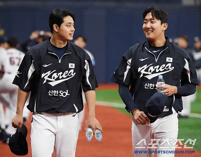 야구 국가대표팀이 7일 서울 고척스카이돔에서 훈련했다. 문동주와 손주영이 몸을 풀고 있다. 고척=정재근 기자 cjg@sportschosun.com/2025.11.7/