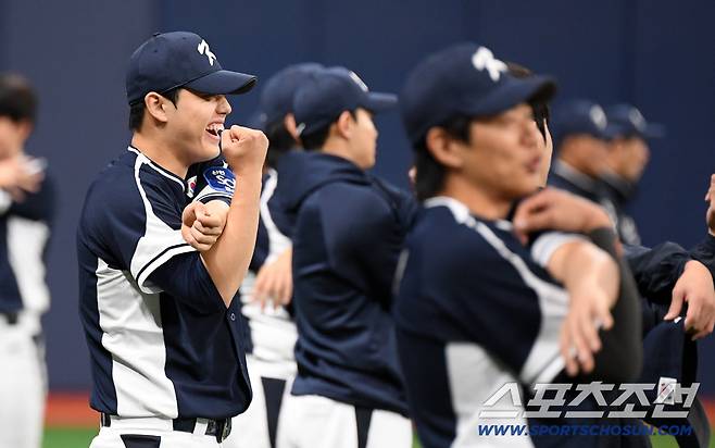 대한민국 야구대표팀이 5일 고척스카이돔에서 훈련을 가졌다. 문동주가 몸을 풀고 있다. 고척=박재만 기자 pjm@sportschosun.com/2025.11.05/