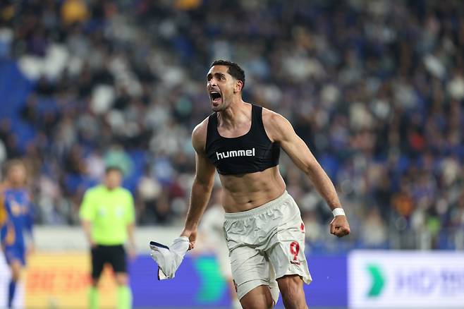 울산문수축구경기장/ K리그1/ 파이널B/ 울산HDFC vs 수원FC/ 수원 싸박 득점/ 골 세레머니/ VAR 결과 득점취소/ 사진 박정훈