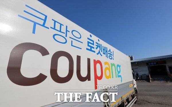 민주노총 택배노조가 정부 주도로 출범한 사회적 대화 기구에서 택배기사들의 과로사 방지를 이유로 심야시간인 오전 0시부터 5시까지 새벽배송을 제한하는 안을 내면서 업계 혼란이 빚어지고 있다. 사진은 지난 5일 오전 서울 서초구 쿠팡 서초1캠프에 쿠팡 배송차량이 대기하는 모습. /뉴시스