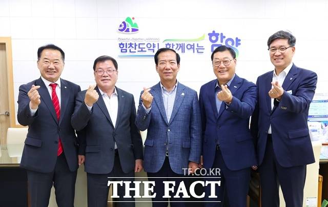 제7차 서부경남 4개군 행정협의회가 함양군에서 개최됐다. 왼쪽부터 신성범 국회의원, 이승화 산청군수, 구인모 거창군수, 김윤철 합천군수, 진병영 함양군수. /함양군