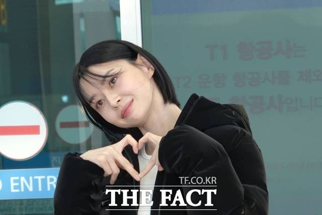 추운 날씨에도 다양한 포즈로 포토타임을 빛낸 권나라. /이상빈 기자