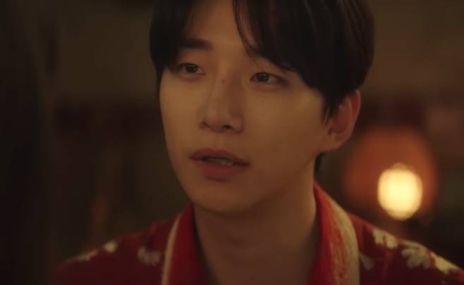 tvN 드라마 '태풍상사' 10회에서 강태풍(이준호)과 오미선(김민하)이 첫 키스를 나누며 로맨스에 불을 지폈다. 강태풍은 재판에서 결정적 증거를 제출해 고마진(이창훈)을 구했고, '태풍상사'의 새 간판을 달며 재기를 알렸다. 강태풍은 오미선에게 고마움을 표하며 입을 맞췄지만, 사귀는 문제에 대해서는 두 사람의 생각이 엇갈렸다. 새로운 사무실에서 희망을 다지는 것도 잠시, 찢어진 과거 장부가 발견되며 또 다른 위기를 예고했다.