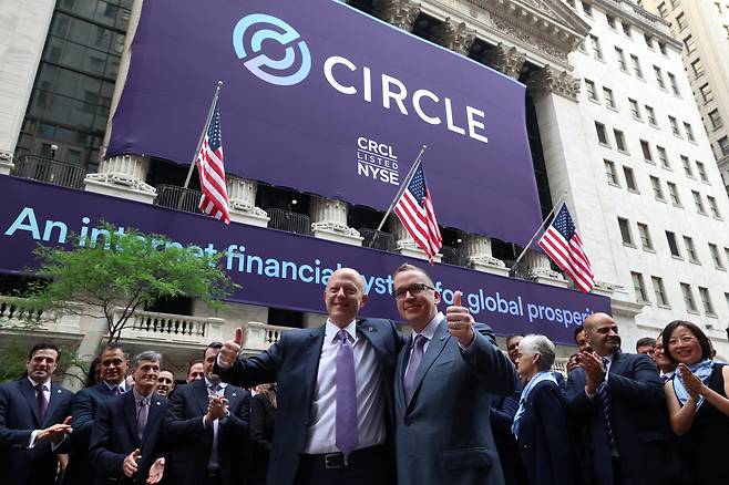 제어미 알레어(왼쪽) 서클 최고경영자(CEO)와 공동 창립자 션 네빌(오른쪽)이 지난 6월 5일 기업공개 시 뉴욕증권거래소(NYSE) 밖에서 포즈를 취하고 있다. /로이터 연합뉴스