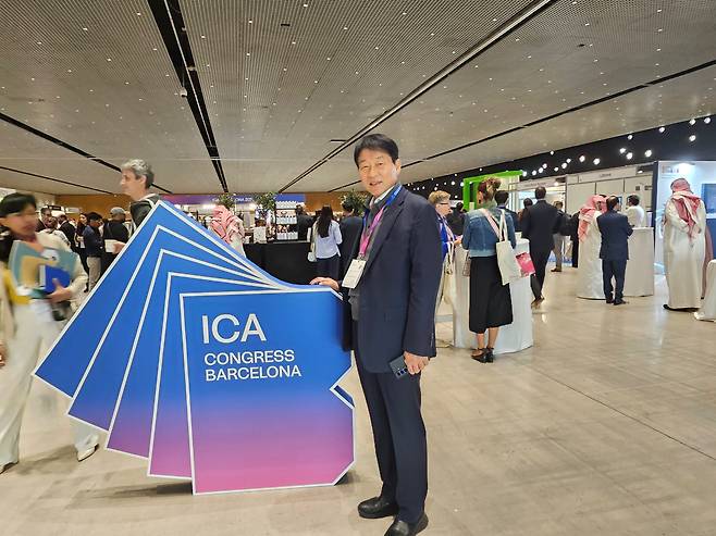 최영신 바이오미스트테크놀로지 대표가 지난달 28일 ICA 바르셀로나 총회에 참가한 후 기념 촬영을 하고 있다. /박용선 기자