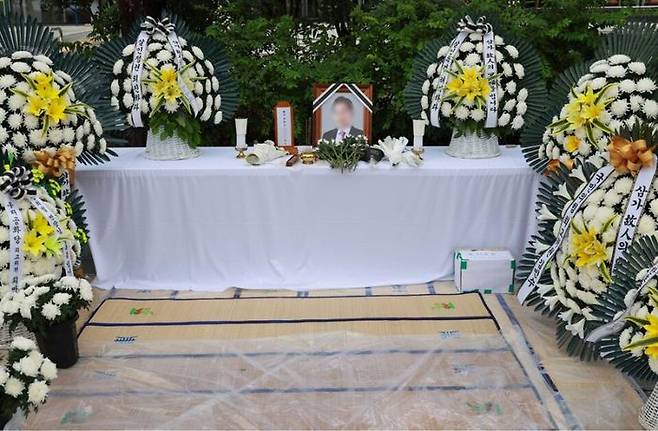 지난달 13일 민중기 특별검사팀 사무실이 있는 서울 광화문 KT웨스트빌딩 앞 인도에 '양평 공흥지구 특혜 의혹'과 관련해 수사받다 숨진 채 발견된 양평군 공무원 A씨의 분향소가 마련돼 있다.ⓒ연합뉴스