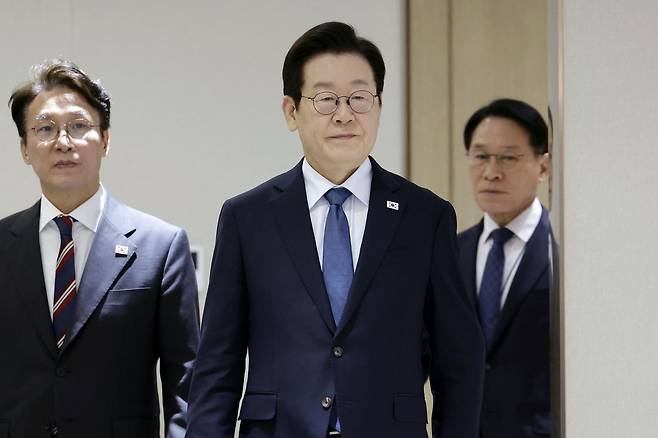 이재명 대통령이 21일 서울 용산 대통령실 청사에서 열린 국무회의에 입장하고 있다. [서울=뉴시스]