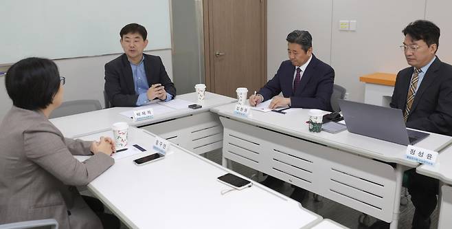 화정평화재단은 11월 6일 동아닷컴 대회의실에서 ‘APEC이후 핵 잠수함 추진과 동북아 안보 전망’을 주제로 연구위원 간담회를 가졌다. 정구연 강원대 정치외교학과 교수, 박재적 연세대 국재대학원 교수, 김한권 국립외교원 교수, 정성윤 통일연구원 선임연구위원(왼쪽부터) 토론하고 있다. 변영욱 기자 cut@donga.com