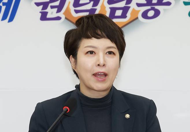 김은혜 국민의힘 의원이 10일 서울 여의도 국회에서 서울 및 성남 등 지역 당협위원장들과 10·15 부동산 대책 관련 기자회견을 하고 있다. 2025.11.10. [서울=뉴시스]