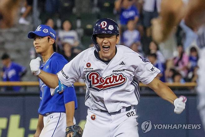 끝내기 안타를 치고 환호하고 있는 안재석. 연합뉴스