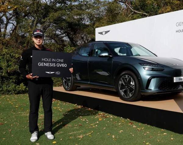 2025년 한국프로골프(KPGA) 투어 시즌 최종전 'KPGA 투어챔피언십 인 제주' 최종라운드에서 홀인원을 기록한 이형준 프로가 홀인원 부상으로 받는 제네시스 앞에서 기념 촬영하는 모습이다. 사진제공=KPGA (사진을 무단으로 사용하지 마십시오.)