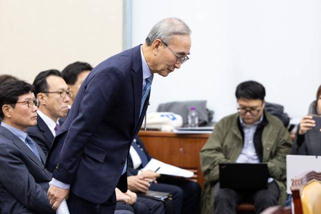 김영섭 KT 대표가 10월 29일 서울 여의도 국회에서 열린 과학기술정보방송통신위원회 과학기술정보통신부 등에 대한 국정감사에 증인으로 출석해 인사하고 있다. 뉴스1