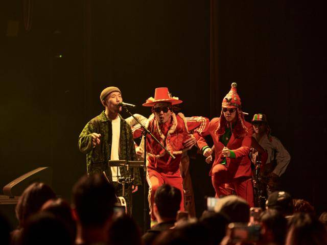 이날치가 앰비규어스 댄스컴퍼니 댄서들과 함께 7일 오후 서울 용산구 이촌동 노들섬 라이브하우스에서 새 정규앨범 '흥보가' 발매 기념 콘서트를 진행 중인 모습. 하이크 제공