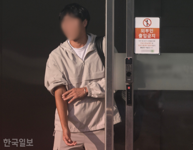 9월 26일 서울 강서구 한 병원의 임상시험센터에서 참여자가 채혈 부위를 압박하며 건물에서 나오고 있다. 최주연 기자