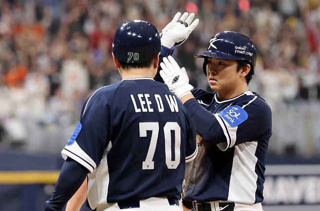 <yonhap photo-3344="">9일 오후 서울 구로구 고척스카이돔에서 열린 '2025 네이버 K-BASEBALL 시리즈' 대한민국과 체코의 평가전. 6회초 2사 만루 찬스 때 문현빈이 2타점 적시타를 때려낸 뒤 세리머니를 하고 있다. 2025.11.9 [연합뉴스]</yonhap>
