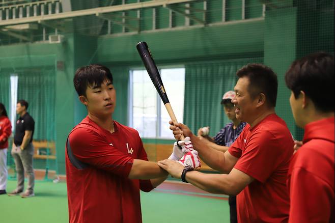 SSG 2군 선수들을 지도하는 야마사키 인스트럭터. SSG 제공