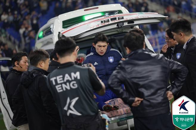울산 이동경이 9일 울산문수축구경기장에서 열린 수원FC와의 하나은행 K리그1 36라운드 중 갈비뼈를 다친 뒤 구급차를 통해 이동하고 있다. 사진=프로축구연맹