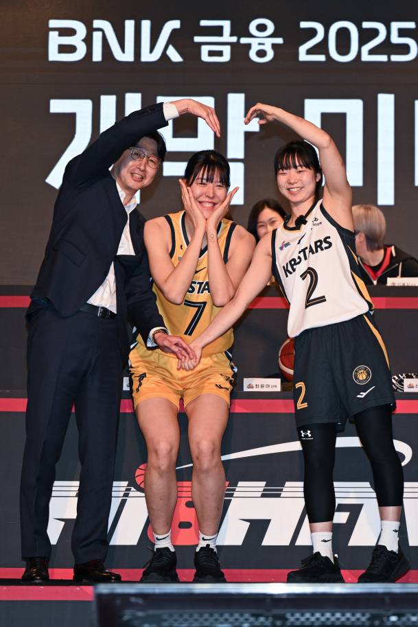 10일 열린 WKBL 개막 미디어데이에 참석한 박지수와 허예은, 김완수 감독. WKBL 제공
