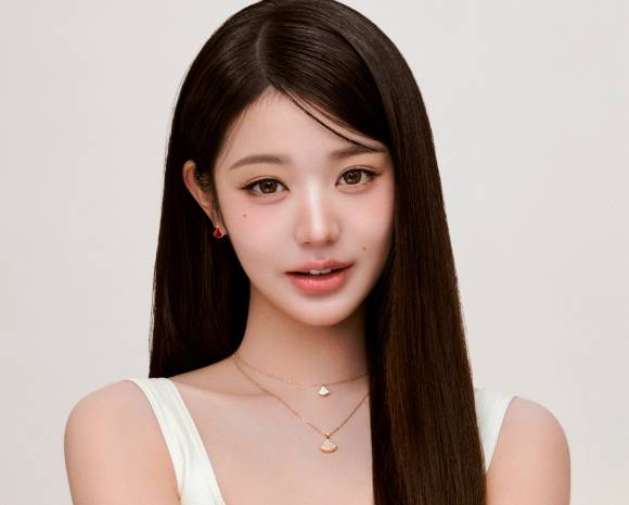 가수 장원영과 결혼하고 싶어하는 남편 때문에 속앓이를 하고 있는 아내의 사연이 알려졌다. 사진은 장원영. [사진=불가리 ]