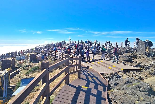 지난 11월 3일 한라산 백록담 전경. '한라산동능정상' 표지목이 사라지고 '명승 제90호 한라산 백록담' 표지목만 남았다. (강영근씨 제공)