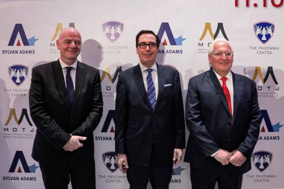 (오른쪽부터 왼쪽) 데이비드 프리드먼 전 주이스라엘미국대사와 스티브 므누친 전 미 재무장관, 지아니 인판티노 FIFA 회장이 2021년 10월 11일(현지시간) 예루살렘 관용 박물관에서 열린 "힘을 통한 평화를 위한 프리드먼 센터" 출범식에 참석했다. AFP=연합뉴스