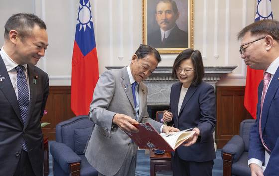진나 2023년 8월 일본 자민당 부총재로는 51년만에 대만을 방문한 아소 다로 부총재가 차이잉원 당시 대만 총통과 이야기를 나누고 있다. AP=연합뉴스