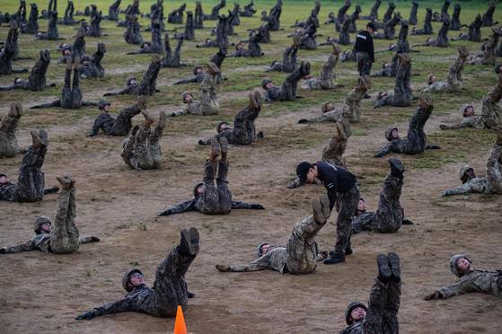 지난 8월 충북 괴산 육군학생군사학교에서 ROTC 3학년 유격훈련이 진행되고 있다. 사진 육군
