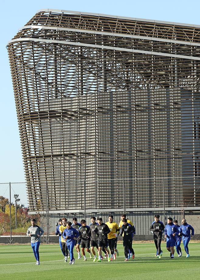 축구대표팀 선수들이 10일 충남 천안시 대한민국축구종합센터에서 훈련하고 있다. [연합뉴스]
