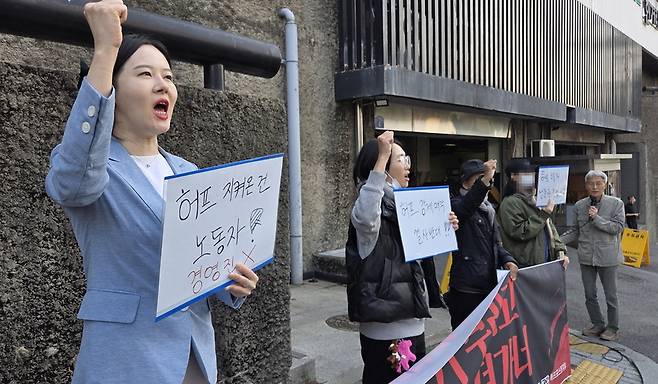 한겨레신문은 7일 임시이사회를 열고 허핑턴포스트(허프) 지분 100%를 온라인 경제매체인 비즈니스포스트에 매각하기로 의결했다. 전국언론노동조합 허프지부는 이사회가 열린 7일 서울 마포구 한겨레 사옥 앞에서 기자회견을 열고 “한겨레의 기만적인 행위에 끝까지 맞설 것”이라며 반발했다. /강아영 기자