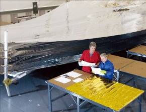 인류가 만든 가장 뛰어난 우주망원경인 제임스웹의 차폐막(sunshield). 제임스웹을 태양으로부터 보호하는 역할을 한다.  노스롭그루먼 제공