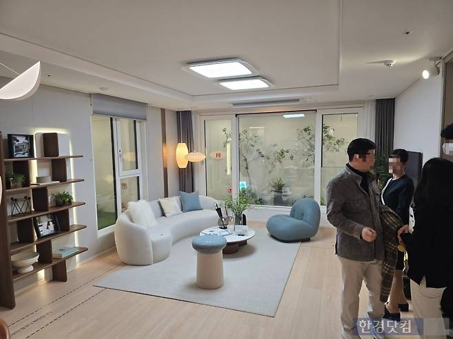 서울 서초구 반포동 '반포 래미안 트리니원' 전용 84㎡B 유닛 거실 전경. 사진=이송렬 기자.