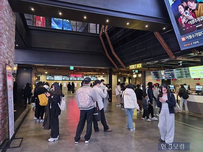 지난 2일 서울 용산구 소재 한 CGV 매장이 관람객들로 붐비고 있다./사진=박수림 기자