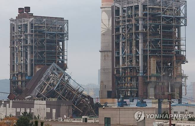 한국동서발전 울산발전본부 울산화력발전소 사고 나흘째인 9일 무너진 보일러 타워 5호기 양옆으로 4·6호기가 위태롭게 서 있다. 연합뉴스