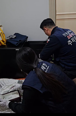 국세청 합동수색반이 고액·상습 체납자의 실거주지를 수색하는 모습. 국세청 제공