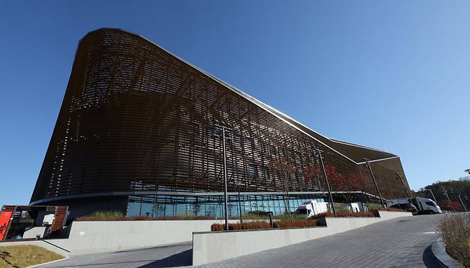 축구대표팀이 10일 충남 천안 대한민국축구종합센터(왼쪽)에서 훈련을 시작하면서 ‘천안 시대’가 열렸다. 홍명보 감독과 손흥민이 훈련 중 대화하고 있다. 연합뉴스