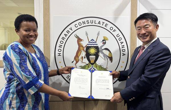 김진보(오른쪽) 바르게살기운동 부산강서구협의회 회장이 지난 7일 부산 해운대구 반여동 우간다명예영사관에서 토페이스 카와 주한 우간다 대사로부터 명예영사 인가장을 받고 있다.