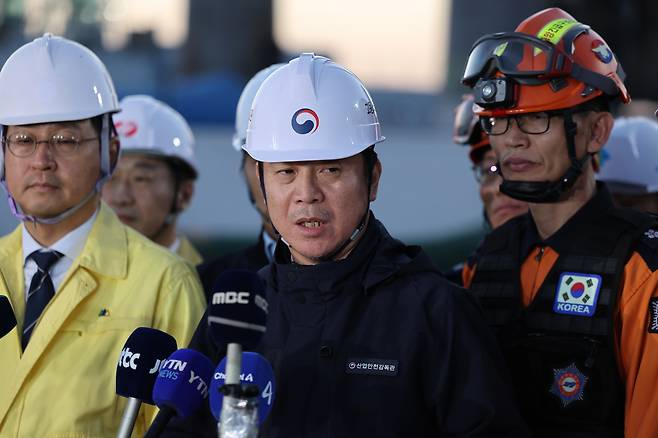 Minister of Employment and Labor Kim Young-hoon gives a briefing at the site of the Ulsan Thermal Power Plant boiler tower collapse on the afternoon of Nov. 9, the fourth day since the accident. [YONHAP]
