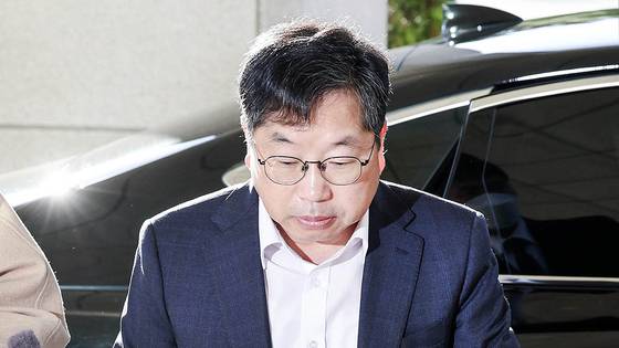 Acting Prosecutor General Noh Man-seok does not respond to reporters’ questions about the prosecution’s decision to drop its appeal in the Daejang-dong case on Nov. 10. [KIM SEONG-RYONG]