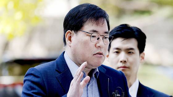Yoo Dong-gyu, the former acting president of Seongnam Development Corporation, speaks to the press as he arrives for the first trial sentencing hearing at the Seoul Central District Court in southern Seoul on Oct. 31. [NEWS1]