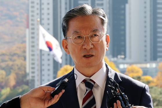 Justice Minister Jung Sung-ho speaks to the press about the prosecution’s decision to drop its appeal in the Daejang-dong case as he arrives at the Ministry of Justice at the Government Complex in Gwacheon on the morning of Nov. 10. [YONHAP]